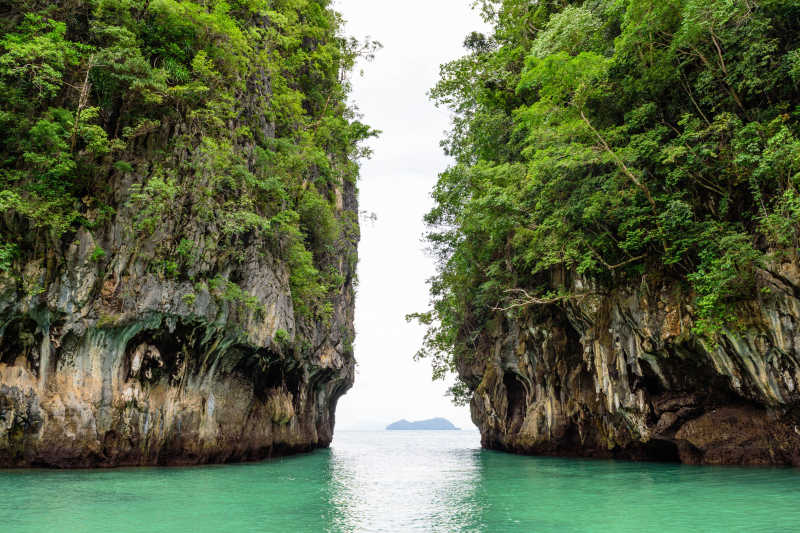 美丽的泰国甲米红岛峡谷风景