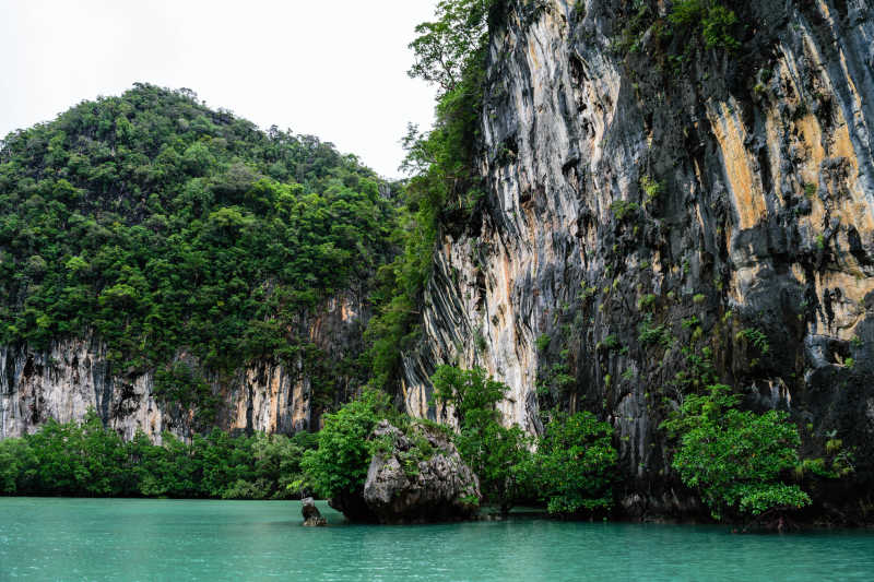 美丽的泰国甲米红岛大岩海