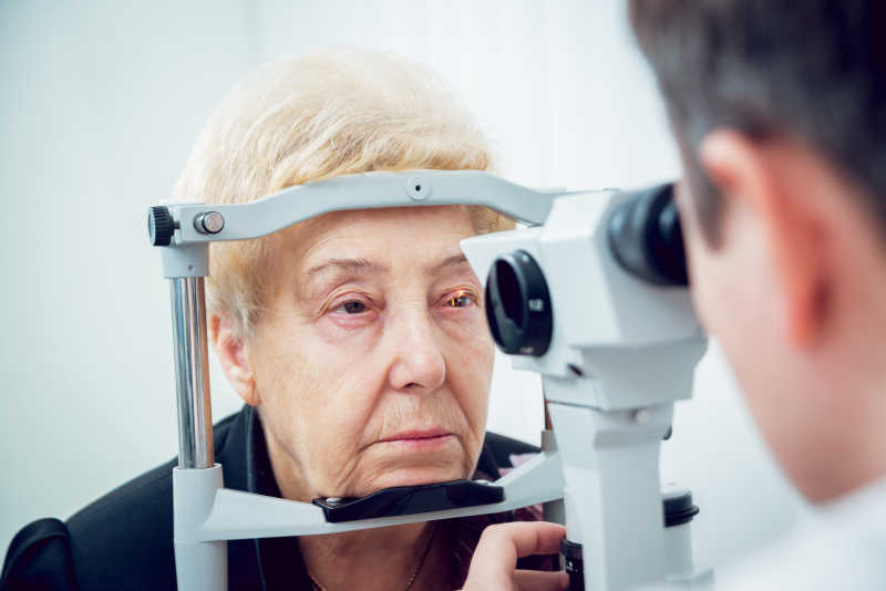用医学设备检查病人眼睛问题的医生