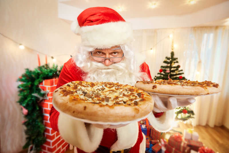 端着披萨的圣诞老人