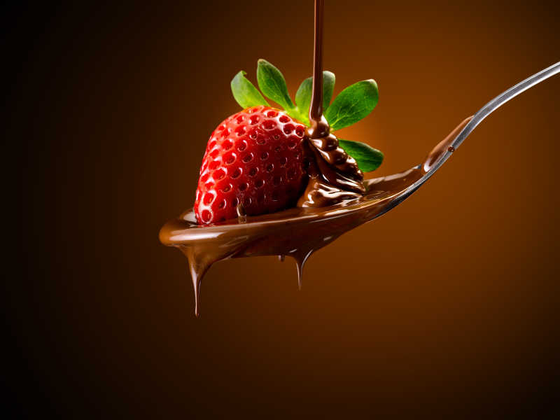 调羹里的巧克力草莓
