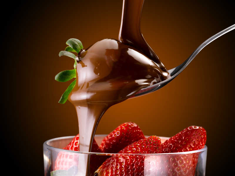 美味的草莓蘸巧克力