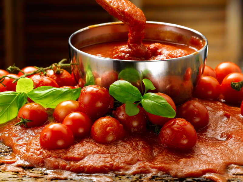 番茄和碗里的番茄酱