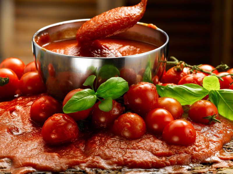 番茄与碗里的美味番茄酱