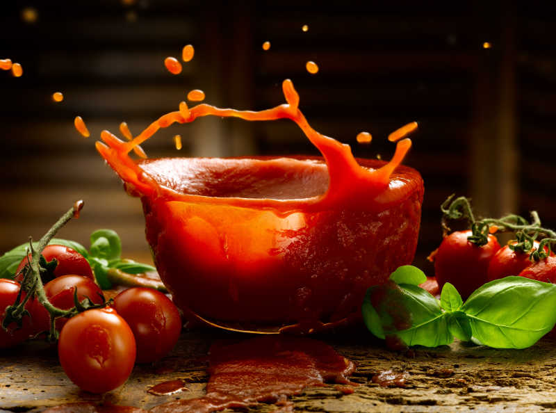 番茄和玻璃碗的番茄酱