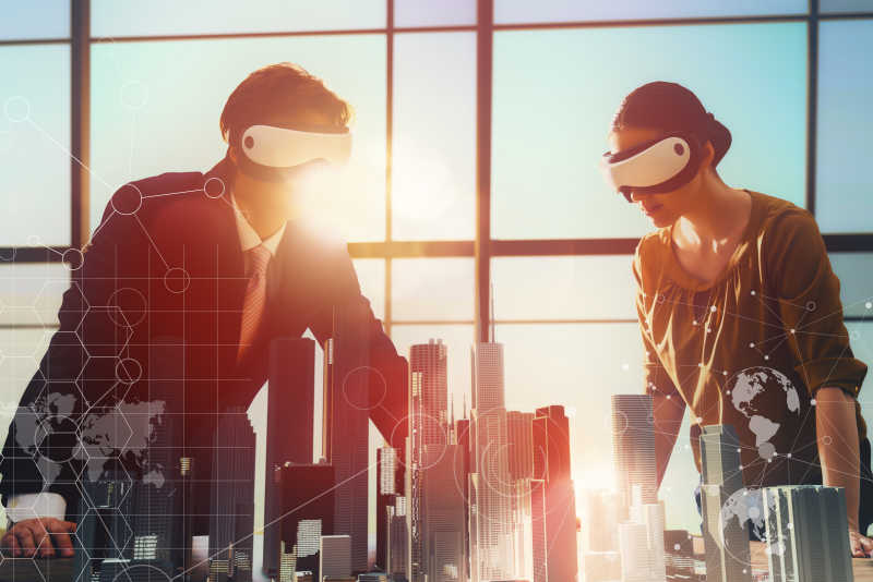 两个商人戴着VR眼睛模拟摩天大楼