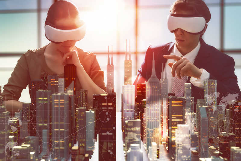 商人戴着VR眼睛模拟摩天大楼