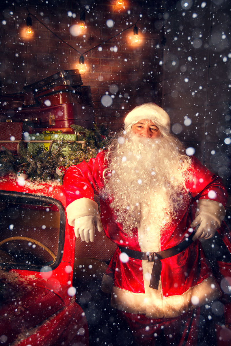 现实中的圣诞老人靠在车上