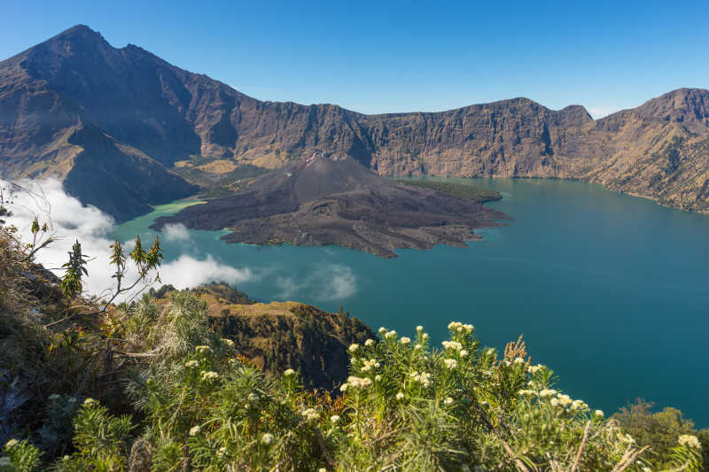 湖中间的塞纳鲁火山口