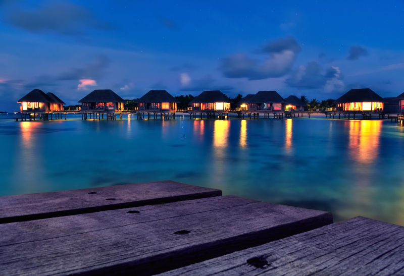 夜晚的马尔代夫水上平房风景