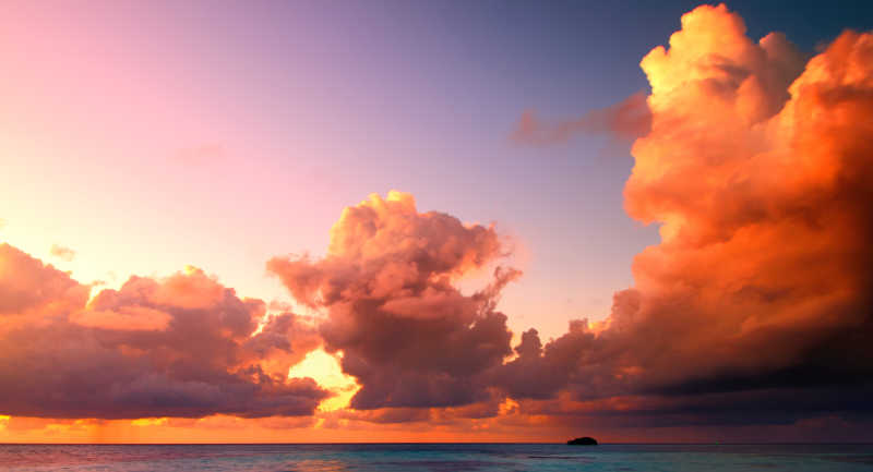 美丽的马尔代夫日落景色