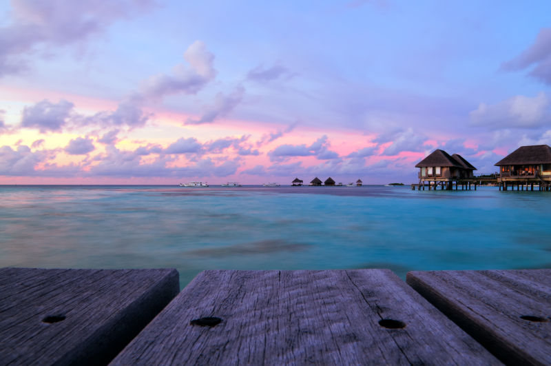 黄昏时分的马尔代夫水上平房景色