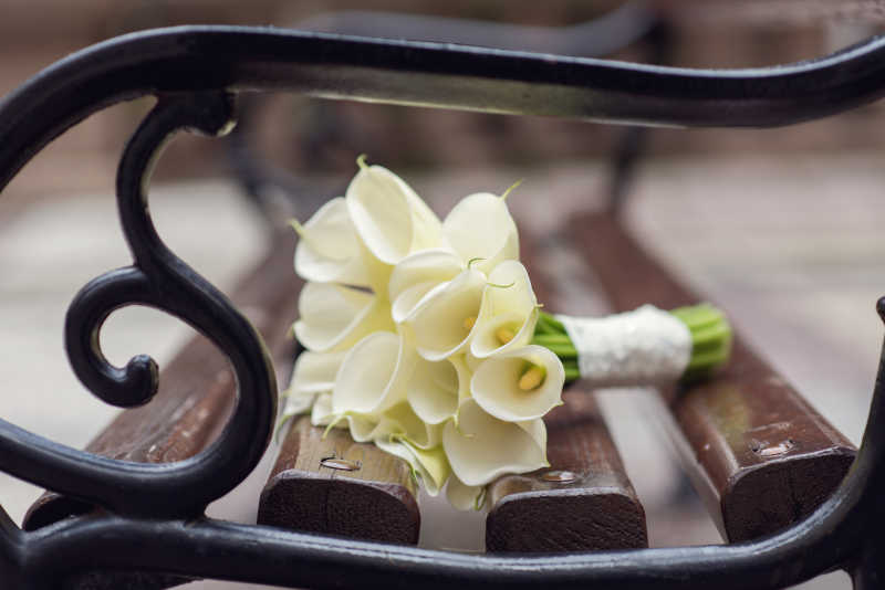 板凳上美丽的新娘捧花