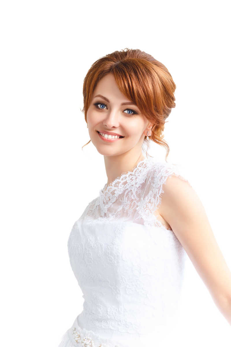 白色背景下的年轻新娘