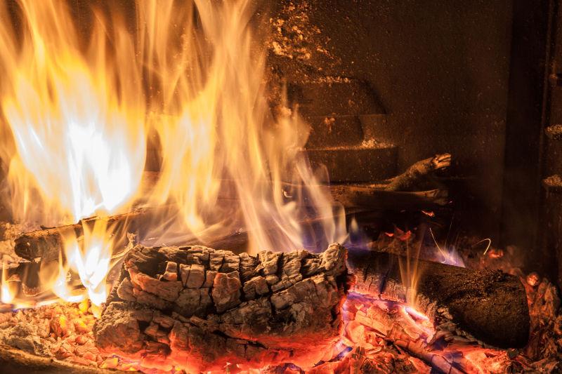 壁炉里火焰燃烧的木材
