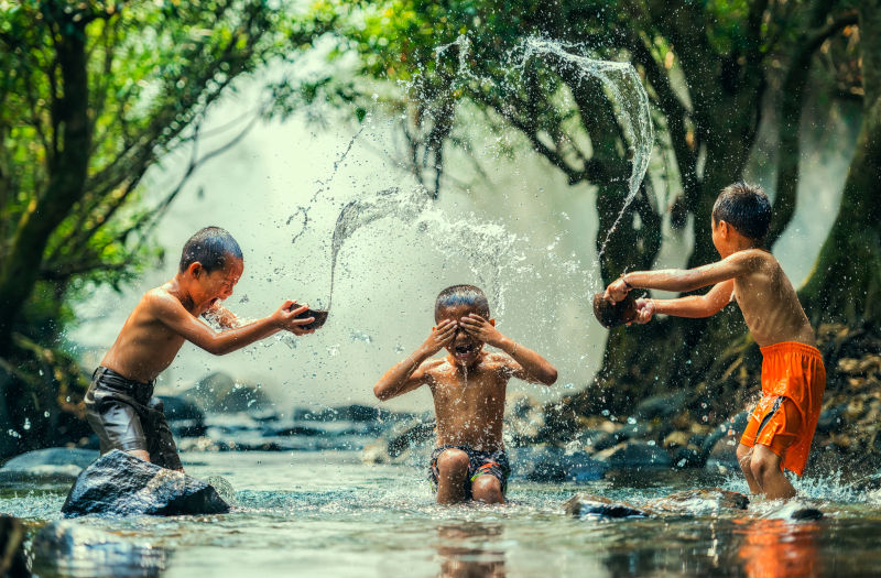 孩子在河里玩耍