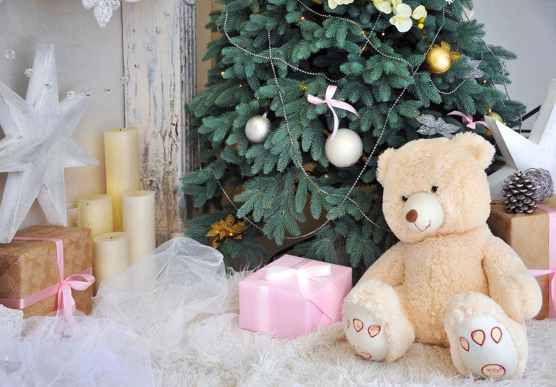 圣诞礼物玩具小熊和圣诞树