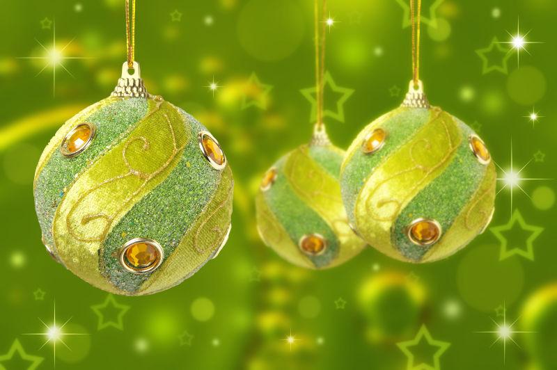 绿色背景下的圣诞节的绿色球状悬挂饰品