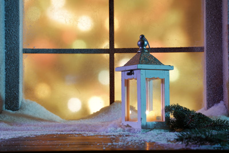 窗台上的圣诞灯笼和云杉树枝