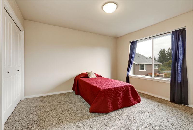 房间内的一张红色单人床