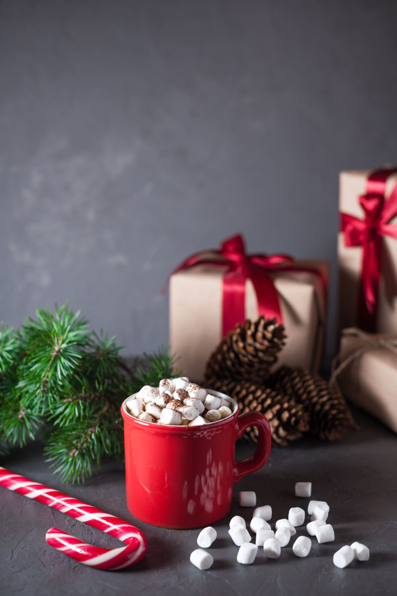 圣诞礼物和棉花糖可可咖啡