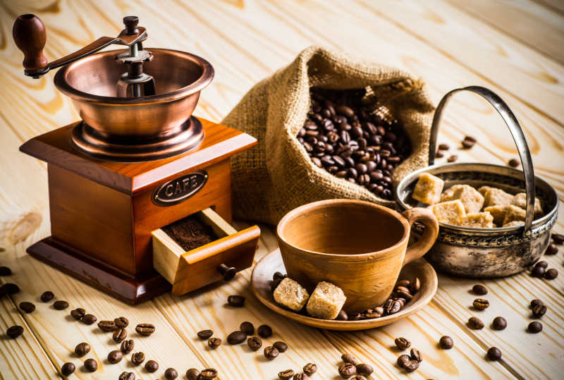 木桌上的咖啡豆和咖啡机