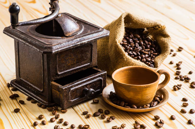 美味的咖啡豆和手工咖啡机