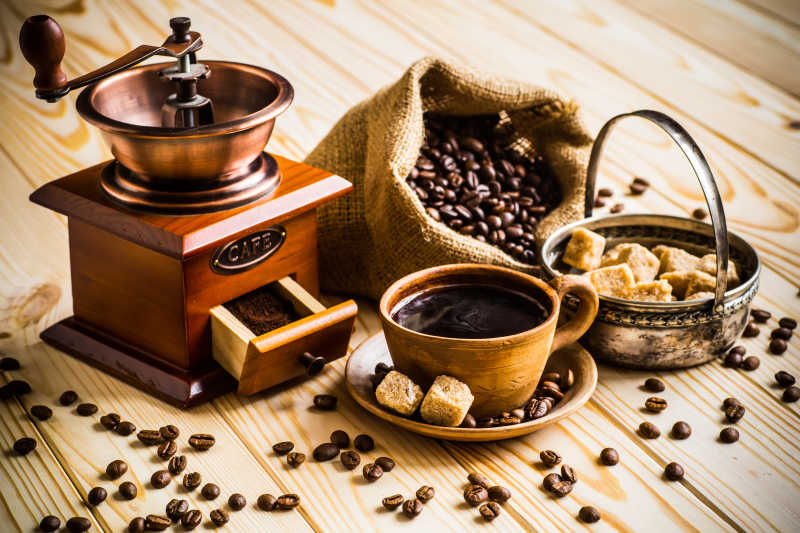 手工研磨的咖啡和咖啡机还有咖啡豆
