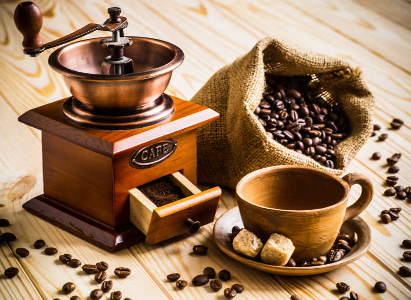 桌子上的咖啡豆和咖啡机