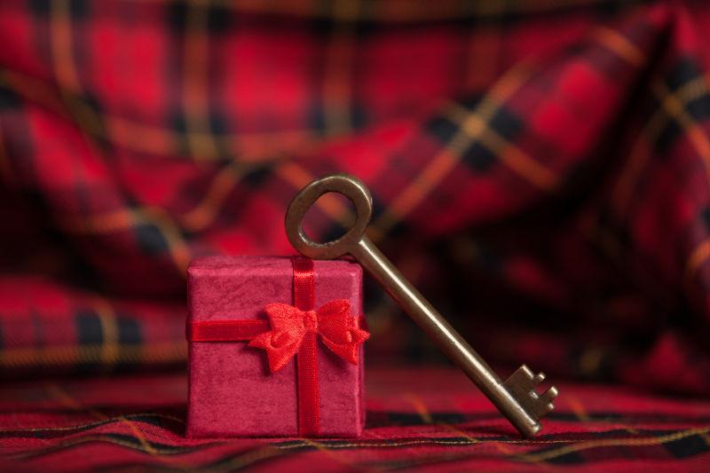 复古钥匙和小红色礼品盒