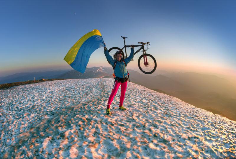 极限自行车运动员在雪山顶