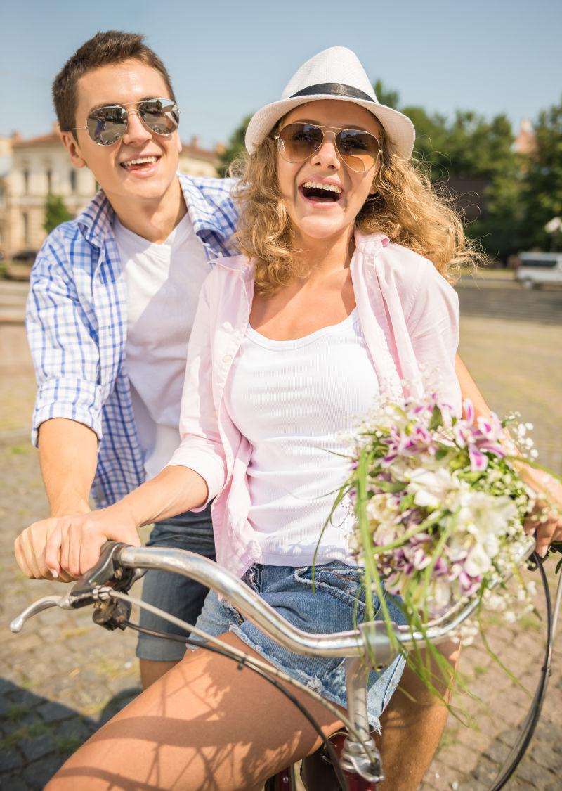 男子骑自行车带着女朋友