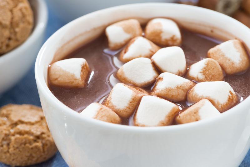 放满棉花糖的热巧克力