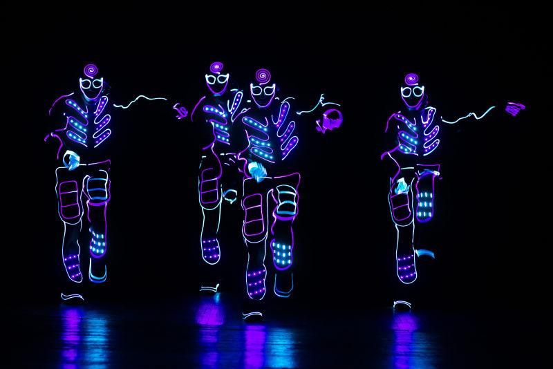 黑暗背景下的LED舞者在跳舞