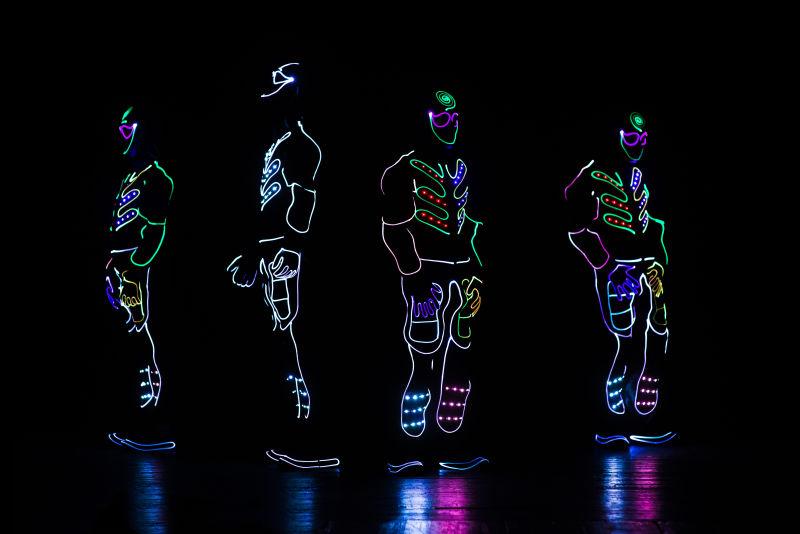 黑暗环境里的LED舞者们正在跳舞