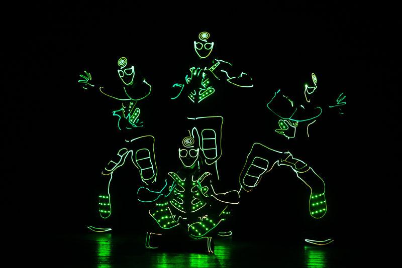绿色的LED舞者们在黑暗中起舞