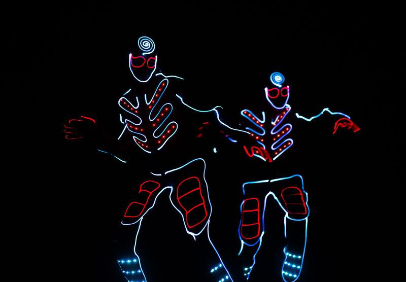 在黑暗中跳舞的两个LED舞者