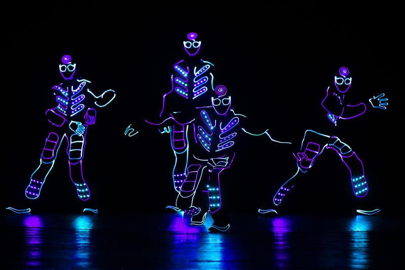 正在黑暗中表演的LED舞蹈团