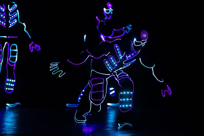 正在跳舞的里LED服装舞蹈团