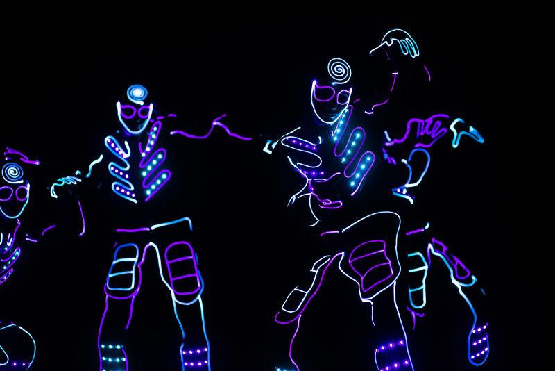 黑暗环境里LED舞者们在跳舞