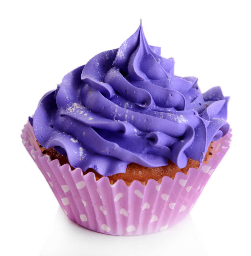 白色背景前紫色蛋糕