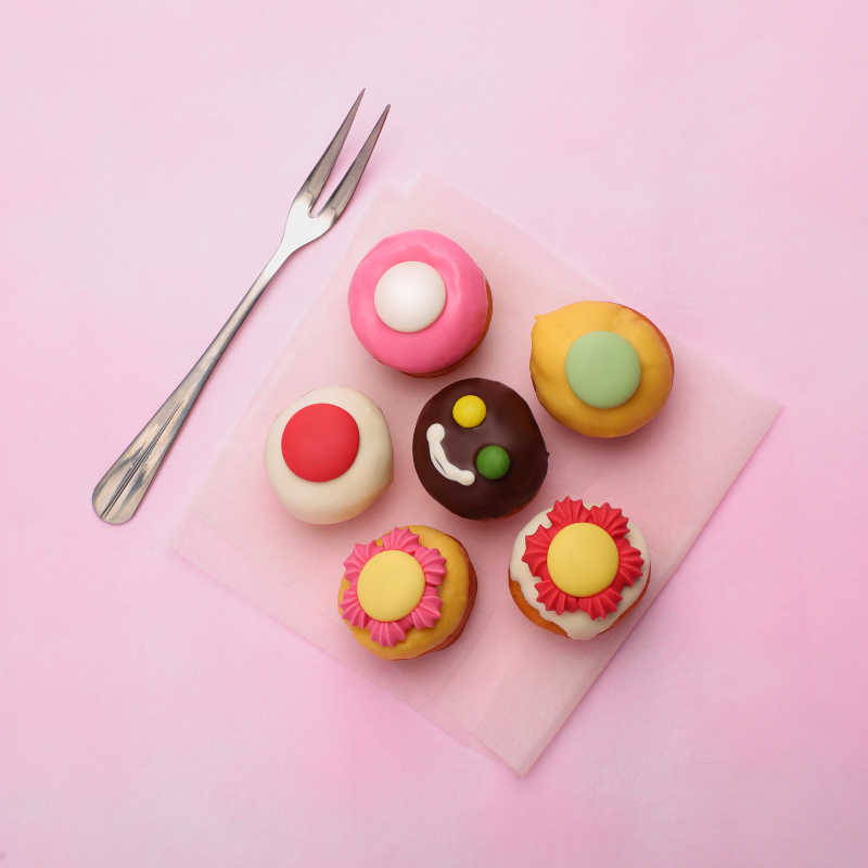 粉色餐桌上的甜点